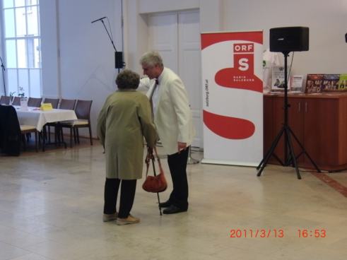 CIMG0189_Dame mit Gehstock.jpg